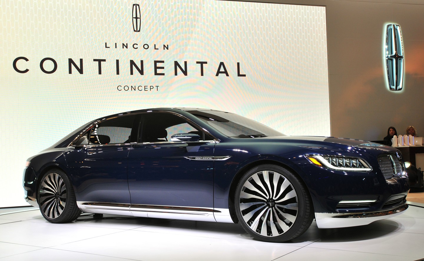 Lincoln Dealerships Reveal the Best Features of Continental Concept